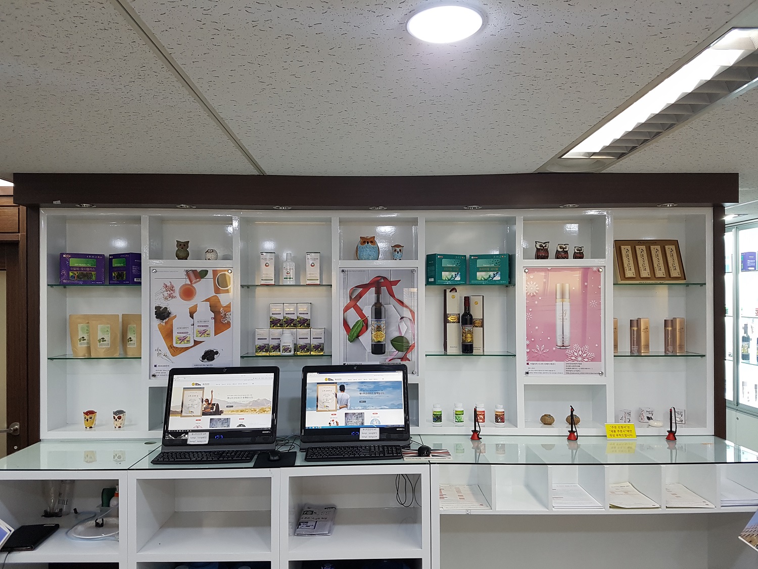제품 전시존과 판매원 편의를 위한 컴퓨터 및 각종 서식