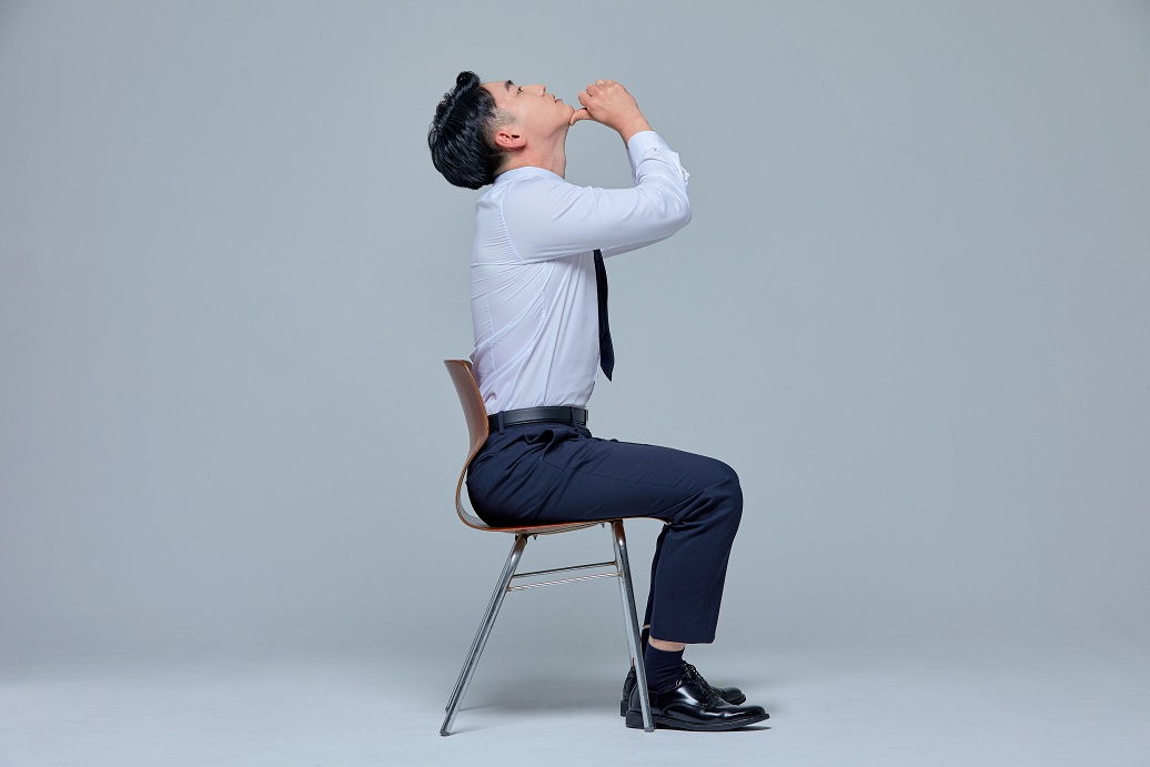 “거북목 펴고 건강을 세우세요”