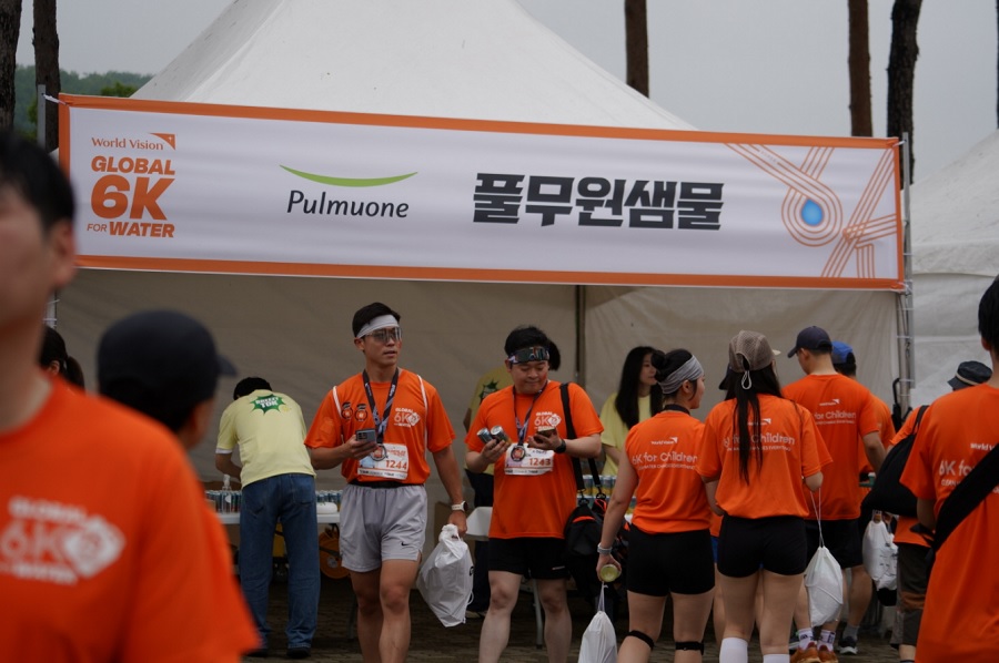 풀무원샘물, ‘2025 글로벌 6K 포 워터 마라톤’ 홍보부스 운영