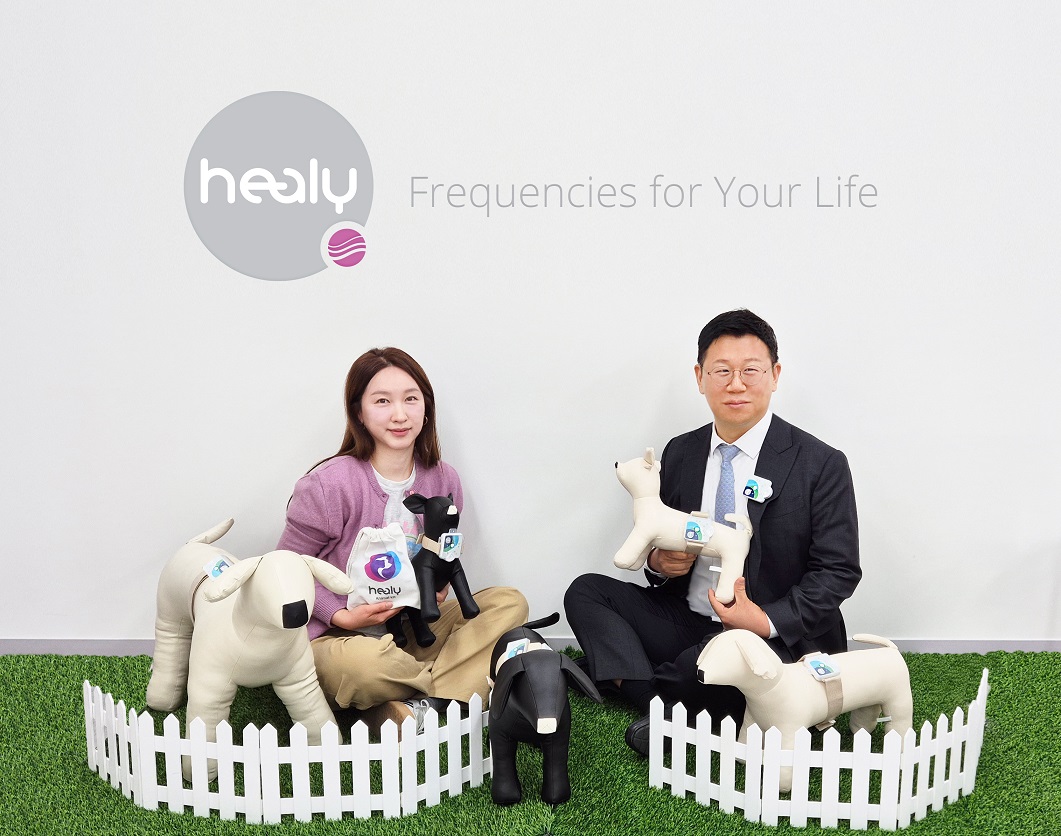 (우측부터) 이민우 대표와 김은영 부장이 애니멀 모듈이 탑재된 힐리 디바이스 제품을 들고 있다