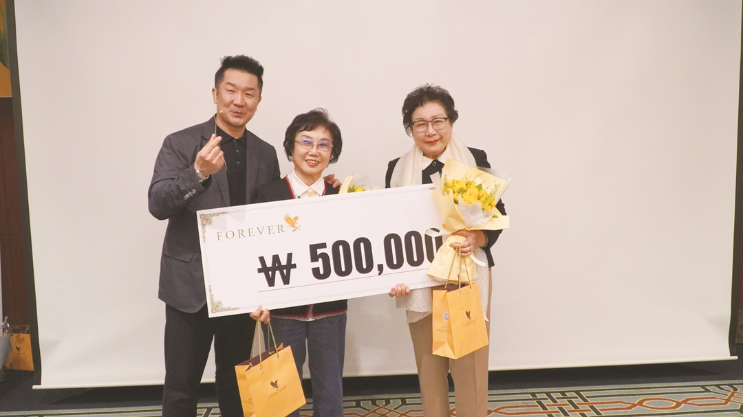 (왼쪽부터) 고광희 지사장과 어시스턴트 매니저 직급을 달성한 조명희, 김민성 사업자