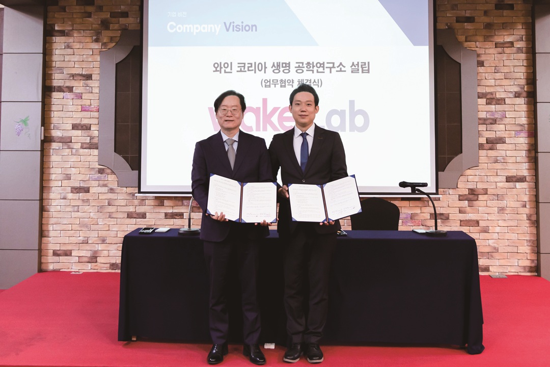 사진 좌측부터 노블젠 김태현 대표와 윤태림 대표이사