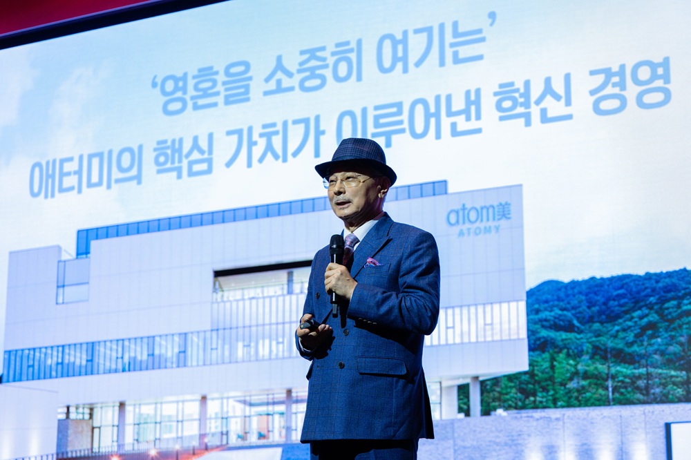 애터미 기업 사례를 강연 중인 박한길 애터미 회장(사진: 애터미)